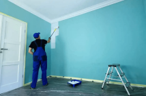 homme peignant un mur